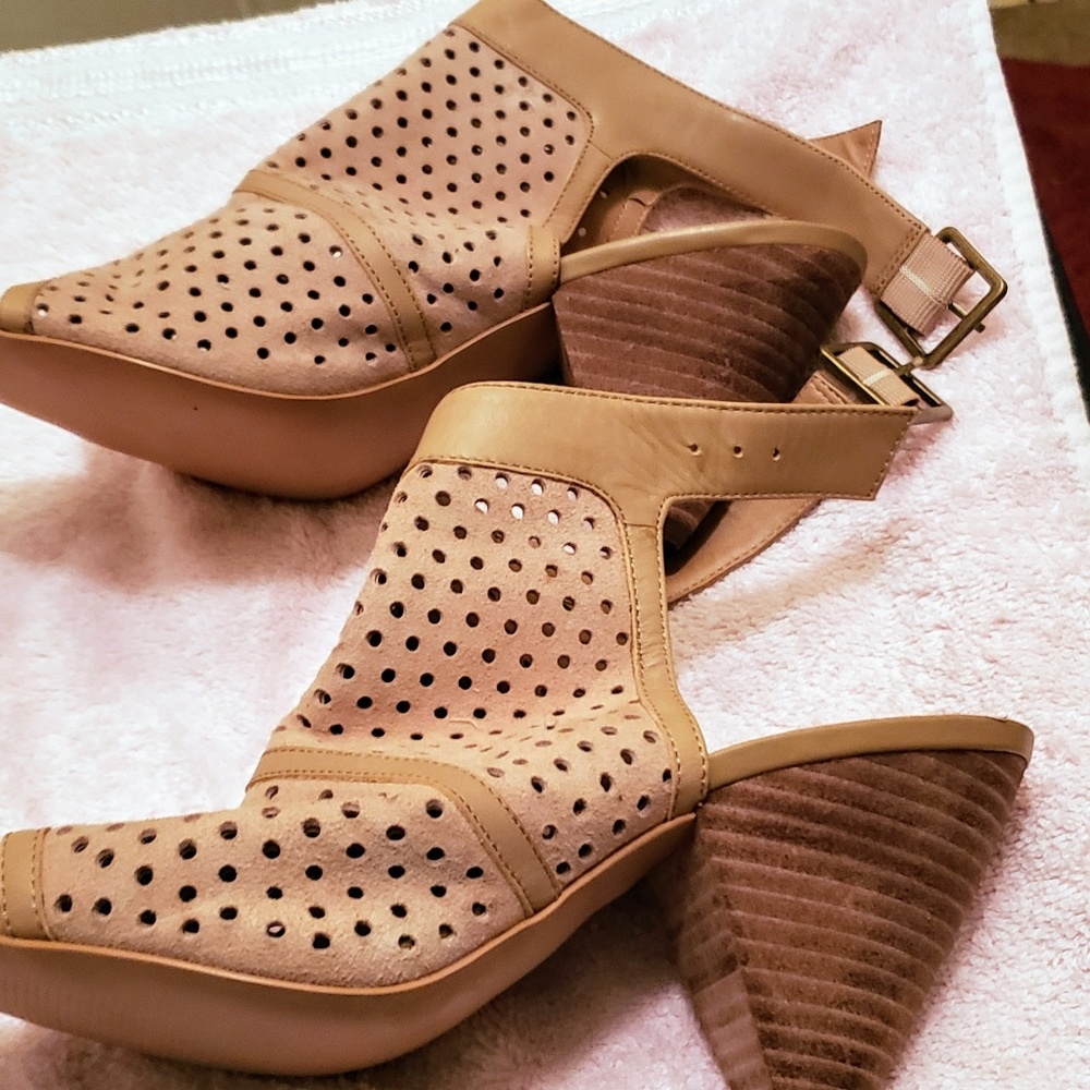 Tan Peep-toe Womens Sandal